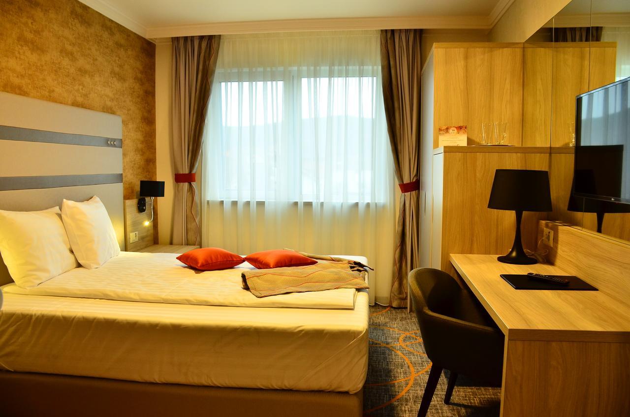 Hotel Baril Hateg Exterior photo