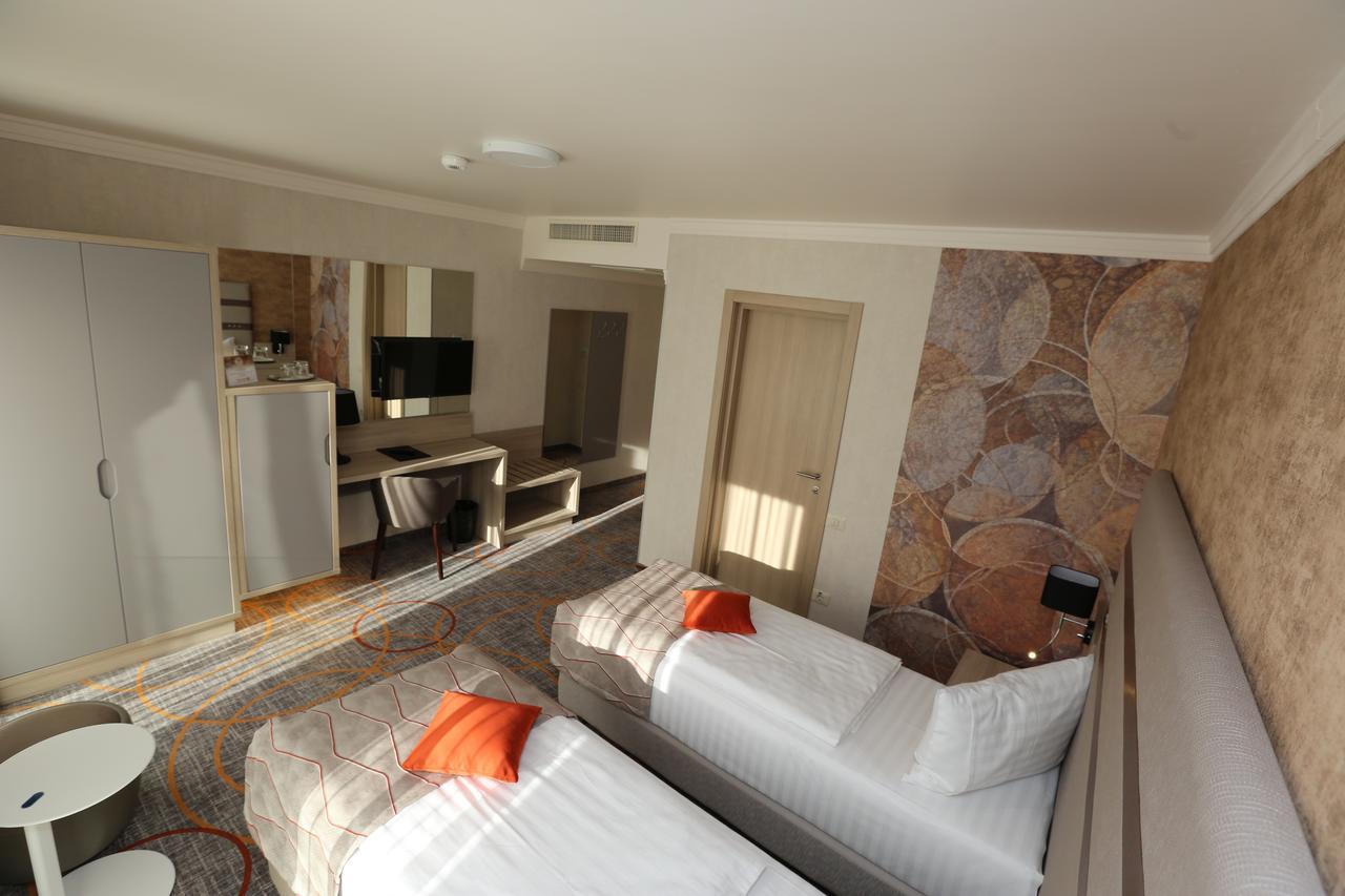 Hotel Baril Hateg Exterior photo