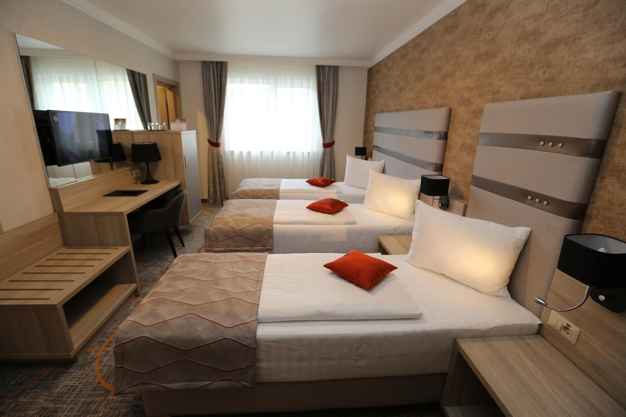Hotel Baril Hateg Exterior photo