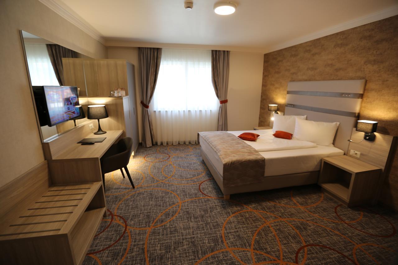 Hotel Baril Hateg Exterior photo