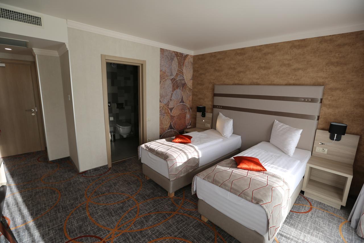 Hotel Baril Hateg Exterior photo