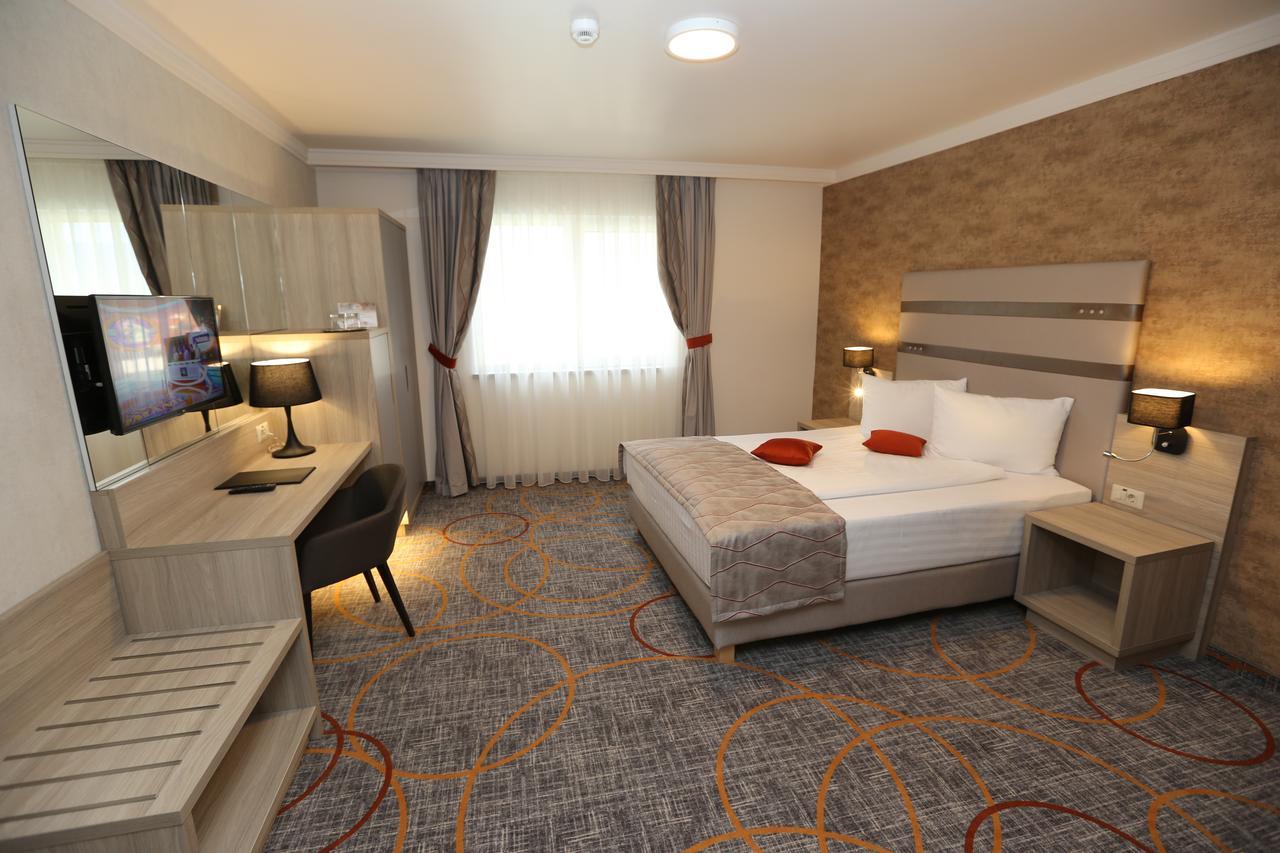 Hotel Baril Hateg Exterior photo