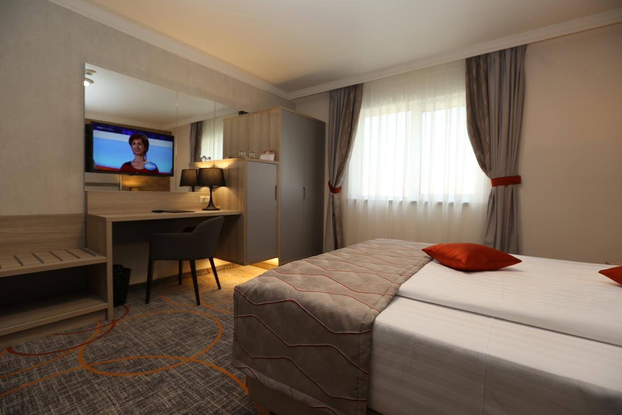 Hotel Baril Hateg Exterior photo