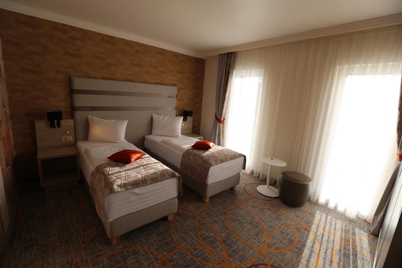 Hotel Baril Hateg Exterior photo